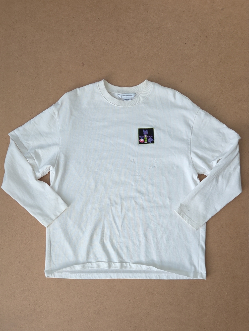 URBAN REVIVO White Size 4 Long-Sleeve Crew Tee with Small Chest Graphic